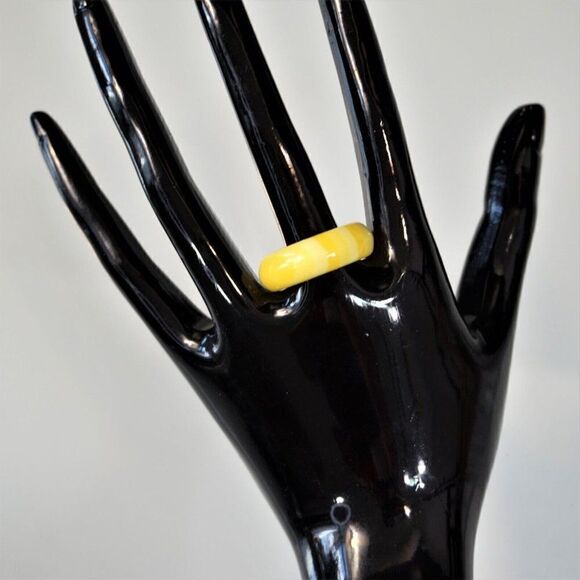 Vintage Lucite Fashion Ring Yellow Striped Pastels Size 6 Summer Statement - Picture 2 of 8